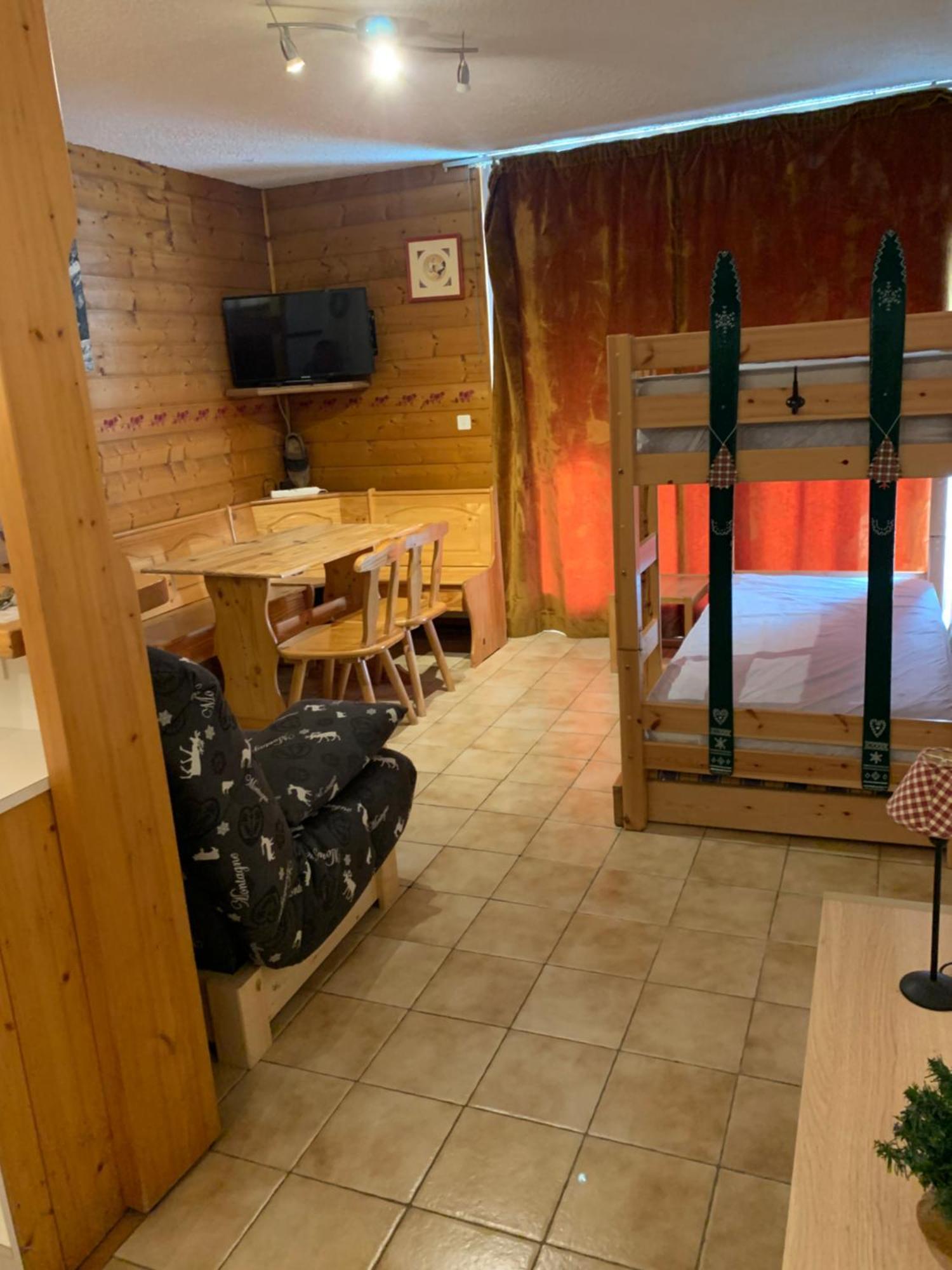 155 Piste Dans Mon Canape Chatel Exterior photo